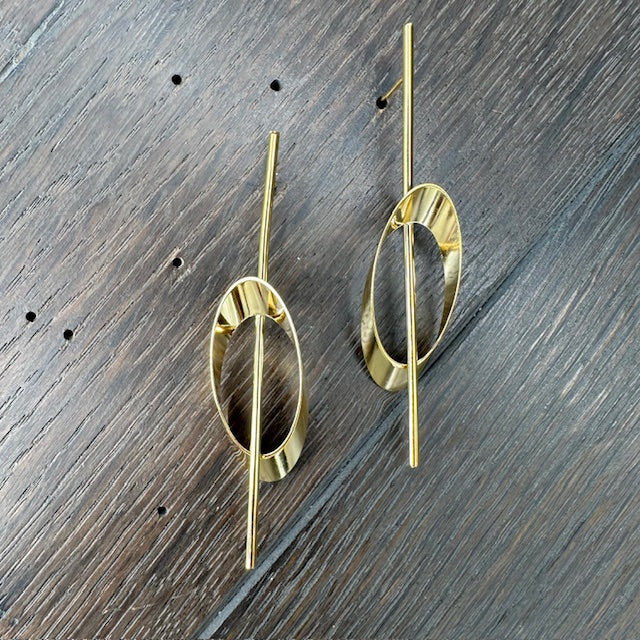Sculptural 3d bar and oval Earring - gold