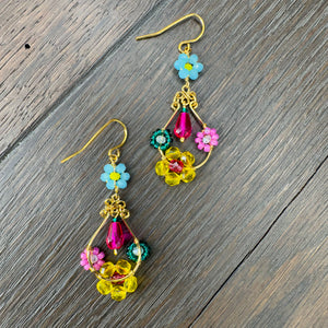 Tiny bouquet of flowers earrings - gold