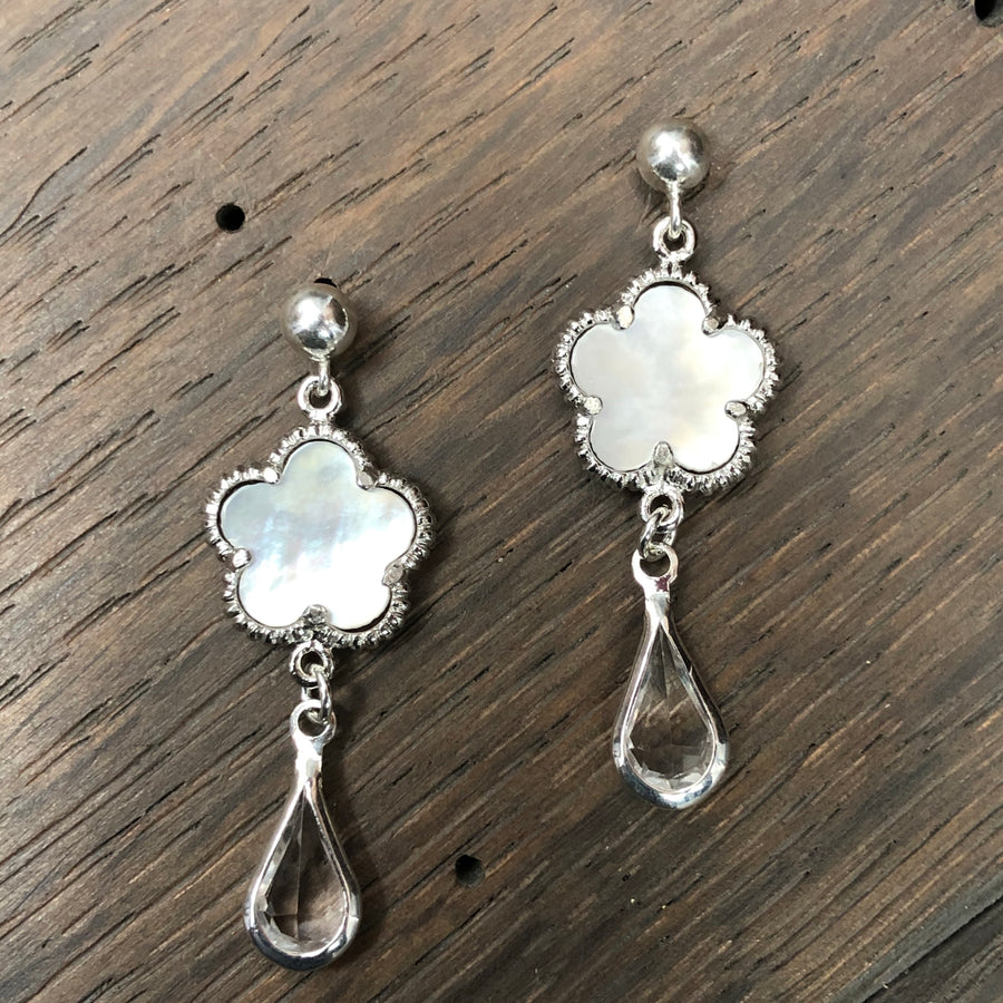 Mother-of-pearl flower earrings - silver