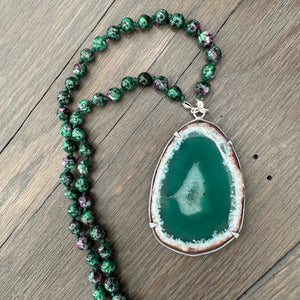 Ruby Zoisite hand-knotted necklace with agate slice - silver