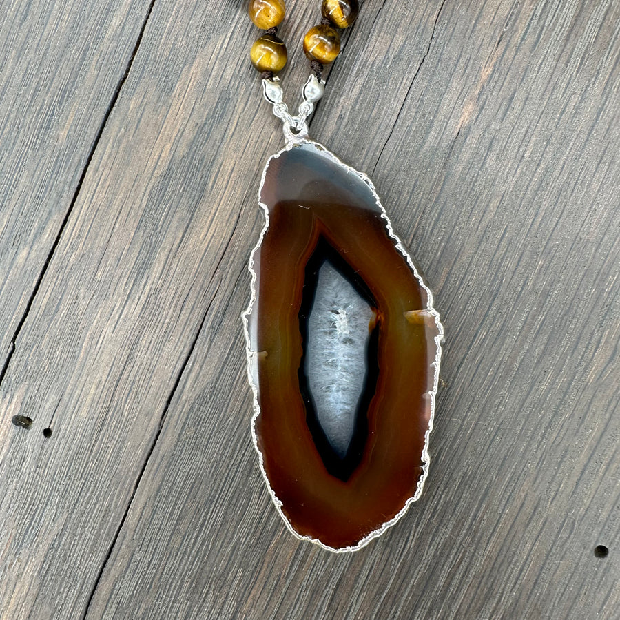 Hand-knotted tiger's eye necklace with agate slice - silver