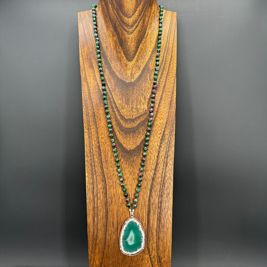Ruby Zoisite hand-knotted necklace with agate slice - silver